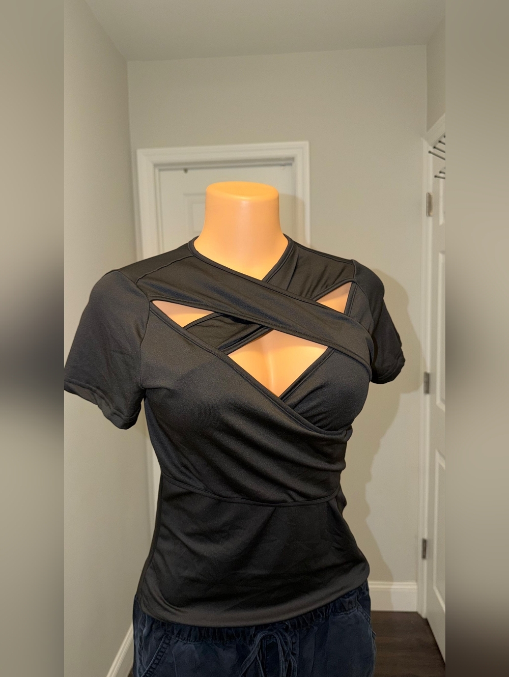 Black Crisscross Cutout Women's Top size M excellent conditions